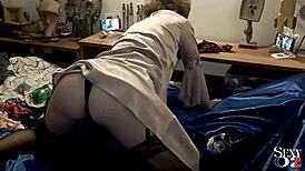 Sakra! Kurva v saténovém korzetu mluví špinavě v POV akci!