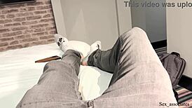 동료와 침대 공유하다가 뜻밖의 아침 섹스