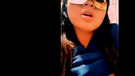 ella sale temprano del trabajo y llega tocandose el cuerpo sexy cantando regueton