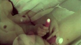 صديقتي اليابانية تفرك كسها المشعر بشهوة