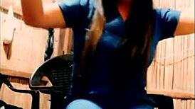 ella sale temprano del trabajo y llega tocandose el cuerpo sexy cantando regueton