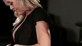 熟女美女がセッションで熟練レズビアンマッサージ師に激しくシザリング