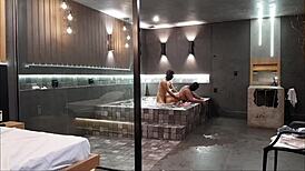 Vo vani divoký sex s brunetkou nezvládla môj čurák