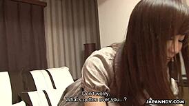 야한 일본 여자가 격렬한 삼썸 후에 지저분한 크림파이 받아