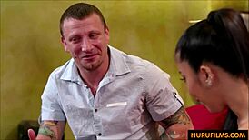 ครูแนะแนวล่อลวงนักเรียนนวดน้ำมันผิวข้ามสีและดูดปากสุดบ้าคลั่ง