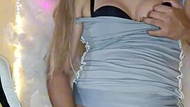 tocándome rico con este transexual caliente