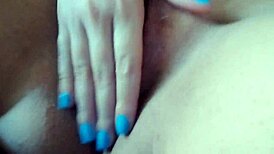 vagabunda se diverte sozinha ate gozar