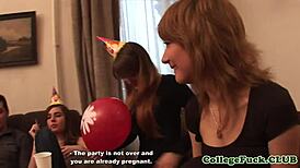 Chicas de 18+ Se Ponen Salvajes en Fiesta Grupal de Universidad con Flashes