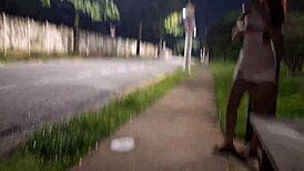 punheta arriscada no ponto de onibus ao lado de desconhecida linda