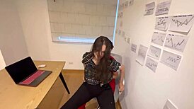 Mi estudiante de medicina me engañó, ¿cómo terminamos desnudas en mi oficina?