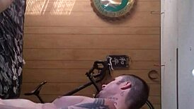 Ashley Kenny, MILF s prirodzenými prsiami, vášnivo cucá kurac v domácom videu. Sústreďuje sa na cucanie a hru s prsiami.