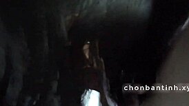 Νεαρή Βιετναμέζα 18+ deepthroat στο αγόρι της βροχερή μέρα