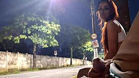 punheta arriscada no ponto de onibus ao lado de desconhecida linda