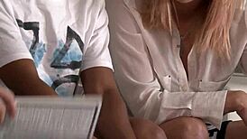 Eva Isabel og Chrissy spiller Jenga og Playstation 5 mens de flasher skjørt hjemme