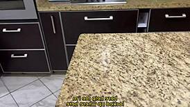 Mi padrastro me encontró atascada y ahora acaricia mi trasero