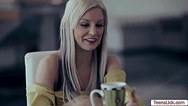 Nyd at se tre kollegemilfs forføre hinanden