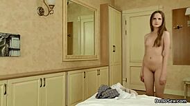 L'impressionnante chérie taquine sa vulve serrée dans une masturbation sauvage. Elle jouit fort à chaque toucher