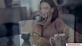 nikmati tonton tiga milf kuliah goda satu sama lain