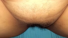 Chatte poilue gros clito taquinée POV gros plan