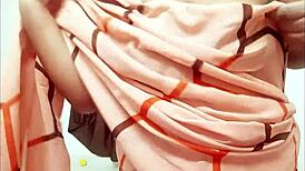 Wanita Malaysia seksi dengan tetas besar terdedah