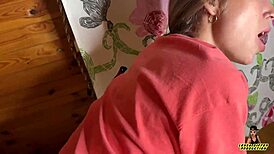 Špatná malá blonďatá holka dostane obrovský výstřik na obličej a vlasy po divokém foukání