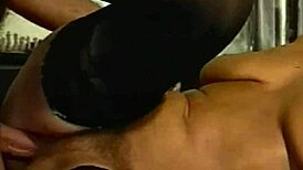 Brunetka kancelárska milfka tvrdo vyšukaná v sexy pančuchách