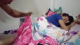 Sorprendo a mi tímida hermanastra durmiendo y la follo duro hasta correrme