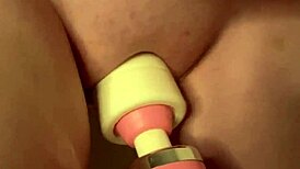 Nevlastná sestra sa úplne poddá a silno strieka v tesných nohavičkách