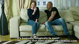 Dulce gatita adolescente 18+ abre coño suave para desfloración