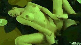 เฮ้ย อยากเล่นกับสาวเวียดนามซุกซนคนนี้ไหม ขณะที่สามีหลับข้างๆ?