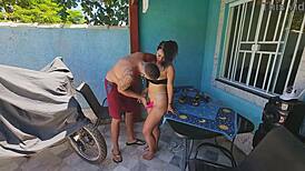 Äitipuoli kahden kesken poikapuolensa kanssa! Taivutettu doggystyylillä!