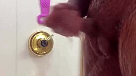 يا رجل الاستمناء في الدش حلو أوي!