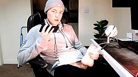 masturbatin while chattin on phone with my girl