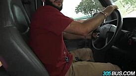 Hej Lily, ukážeš tie úžasné prsa v 305 autobuse?