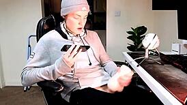 masturbatin while chattin on phone with my girl