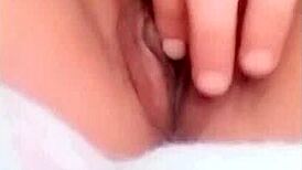 중국 베이비가 솔로 세션에서 세게 자위해