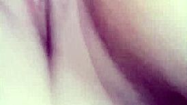 Kinesisk babe runker vildt i solo-session