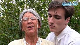 Горячая бабушка сильно сквиртит после мощного публичного оргазма на улице