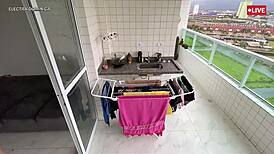 Ansett denne hete latina-ansatte, se den rumpa, blir helt gal