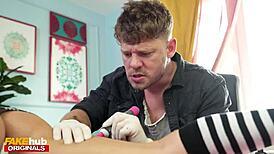 ברונטית עם קעקועים חמים רוכבת על זין בזמן קעקוע