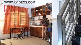 Doamne ajută! Nevastă în ciorapi se dezbracă goală în bucătărie pentru orgasm nebun!