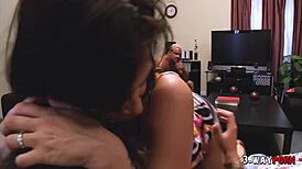 Cuckold Tory Lane cuckholder mand for frisk pik i trekant