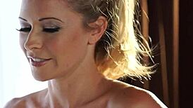 Les ex-amantes lesbiennes Lena Nicole et Jojo Kiss se reconnectent avec des caresses torrides. Leurs corps huilés ravivent les vieilles flammes.