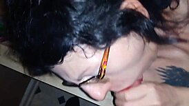 Kåt sekretær knullet etter dildolek og facial på brillene