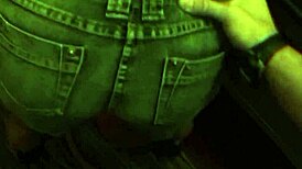 Pazi sitnu curu Mia Gold kako dobija prvi facial u amaterskom seks snimku!