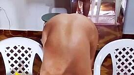 Exhibicionista zorra rompe ropa para show anal