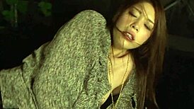 일본 베이비가 면도 씹이 딜도로 세게 박혀 신음해