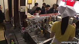 주방이 그녀 보지 요리하기 최고야. 세게 박으며 크게 신음해, 야!