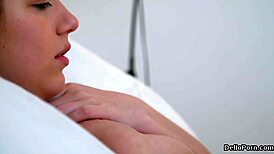 Nevinná sladkouška otevře šťavnatou kundu a ztratí pannu