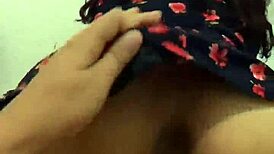 Jiran punggung besar pakai gaun bunga, kongkek santai bareng